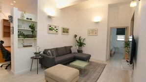 Television - Sderot Chen 9 - By Beach Apartments TLV (Tel Aviv)