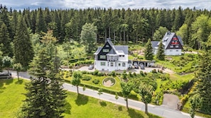 A large, modern house with a spacious driveway and a well-maintained garden. - Neueröffnung 2024 Großzügiges Ferienappartement (Altenberg)