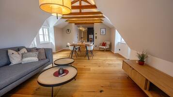 Smart-TV, Kamin, Bücher