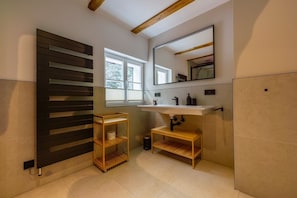 Hair dryer, towels, soap, toilet paper - Neueröffnung 2024 Großzügiges Ferienappartement (Altenberg)