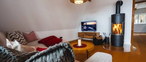 Smart-tv, eldstad och böcker