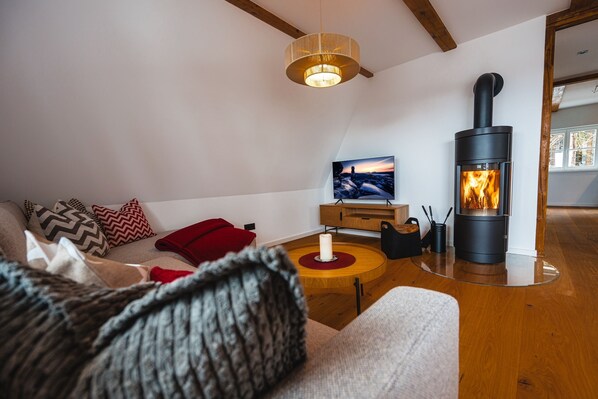 Een smart-tv, een open haard en boeken