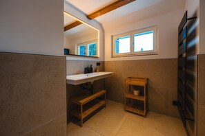 Een haardroger, handdoeken, zeep, toiletpapier