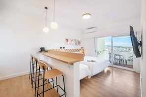 Standard Studio, Balcony | In-room dining - Equador Superior Suites by Olala Homes (Cascais)