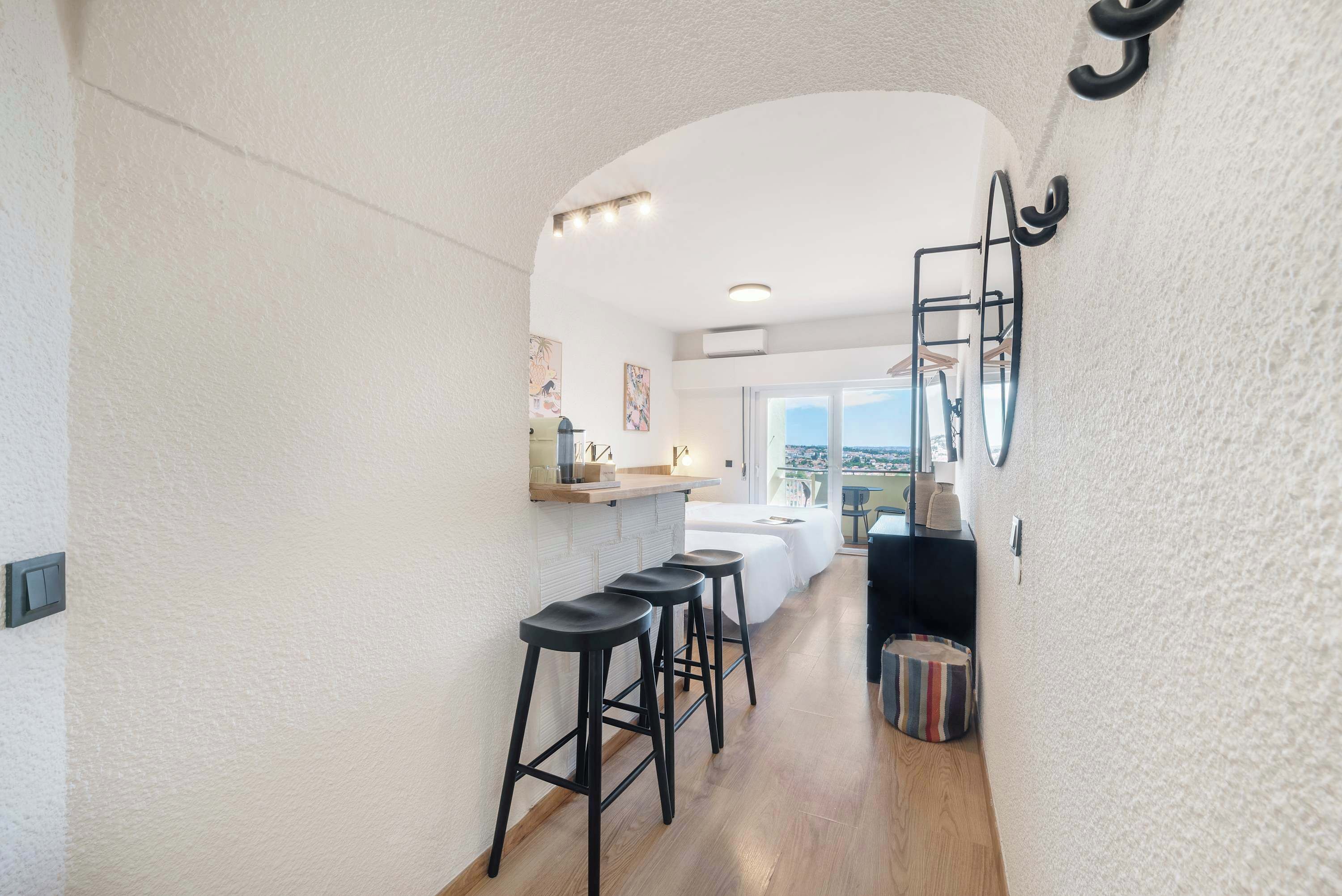 Estúdio standard, sacada | Opções para refeição no quarto