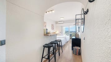 Estúdio standard, sacada | Opções para refeição no quarto