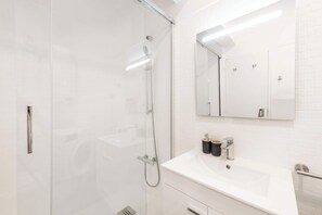 Standard-Studio, Balkon | Badezimmer | Dusche, kostenlose Toilettenartikel, Haartrockner, Handtücher