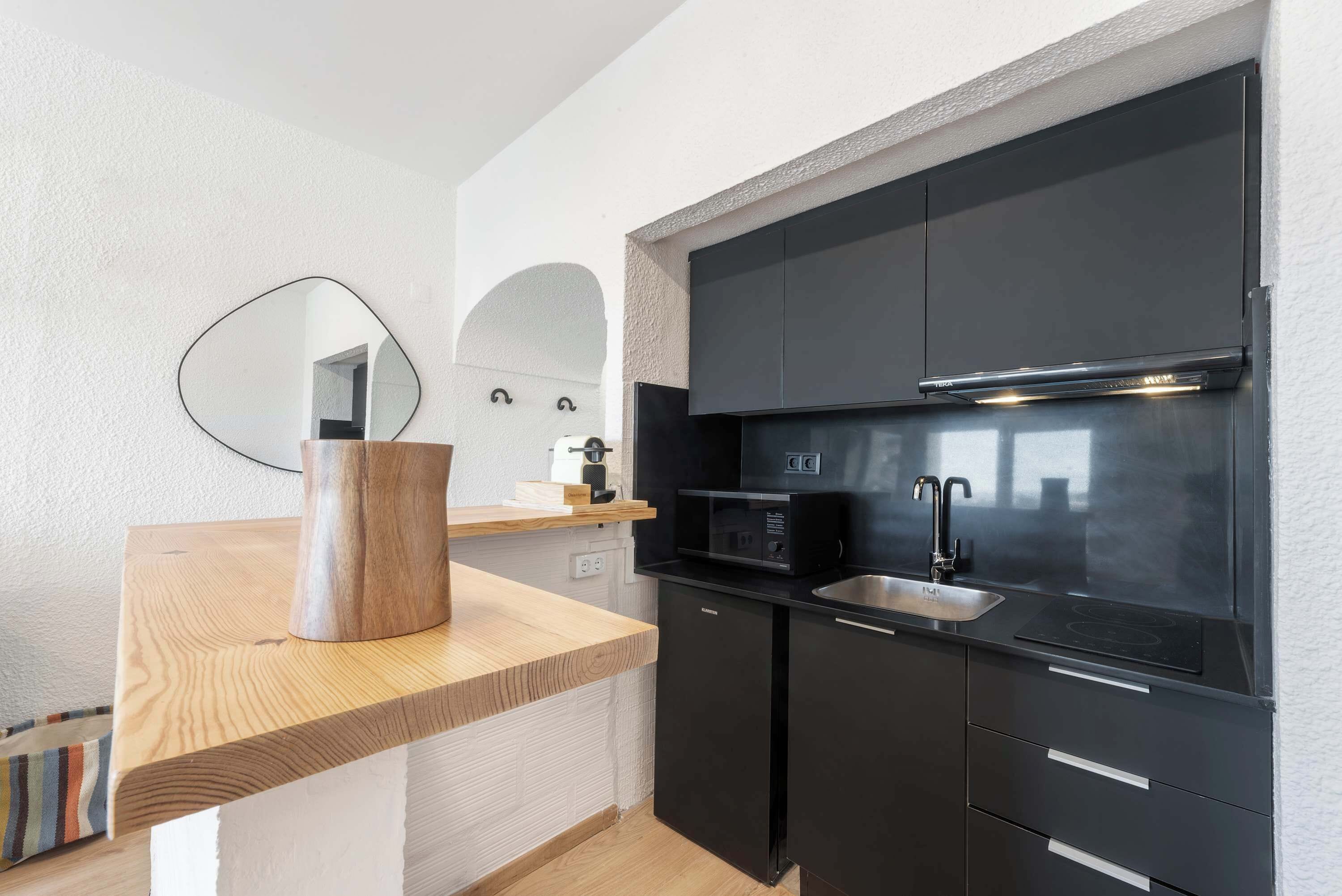 Frigobar, microondas, placa de cocina, cafetera/tetera