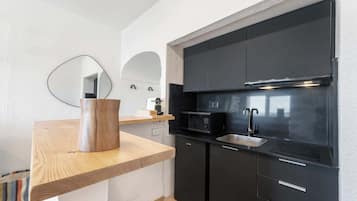 Frigobar, microondas, placa de cocina, cafetera/tetera