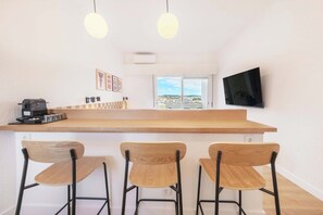 Standard Studio, Balcony | In-room dining - Equador Superior Suites by Olala Homes (Cascais)
