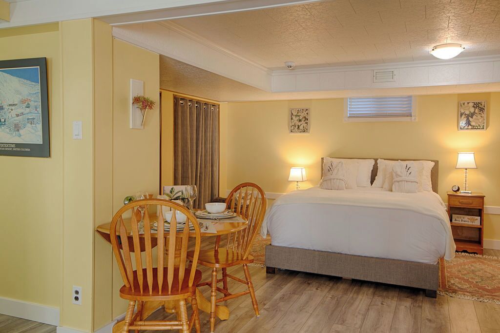 Cozy Centrally Located Bachelors Suite - Vernon