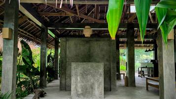 Breakfast and brunch served, pool views