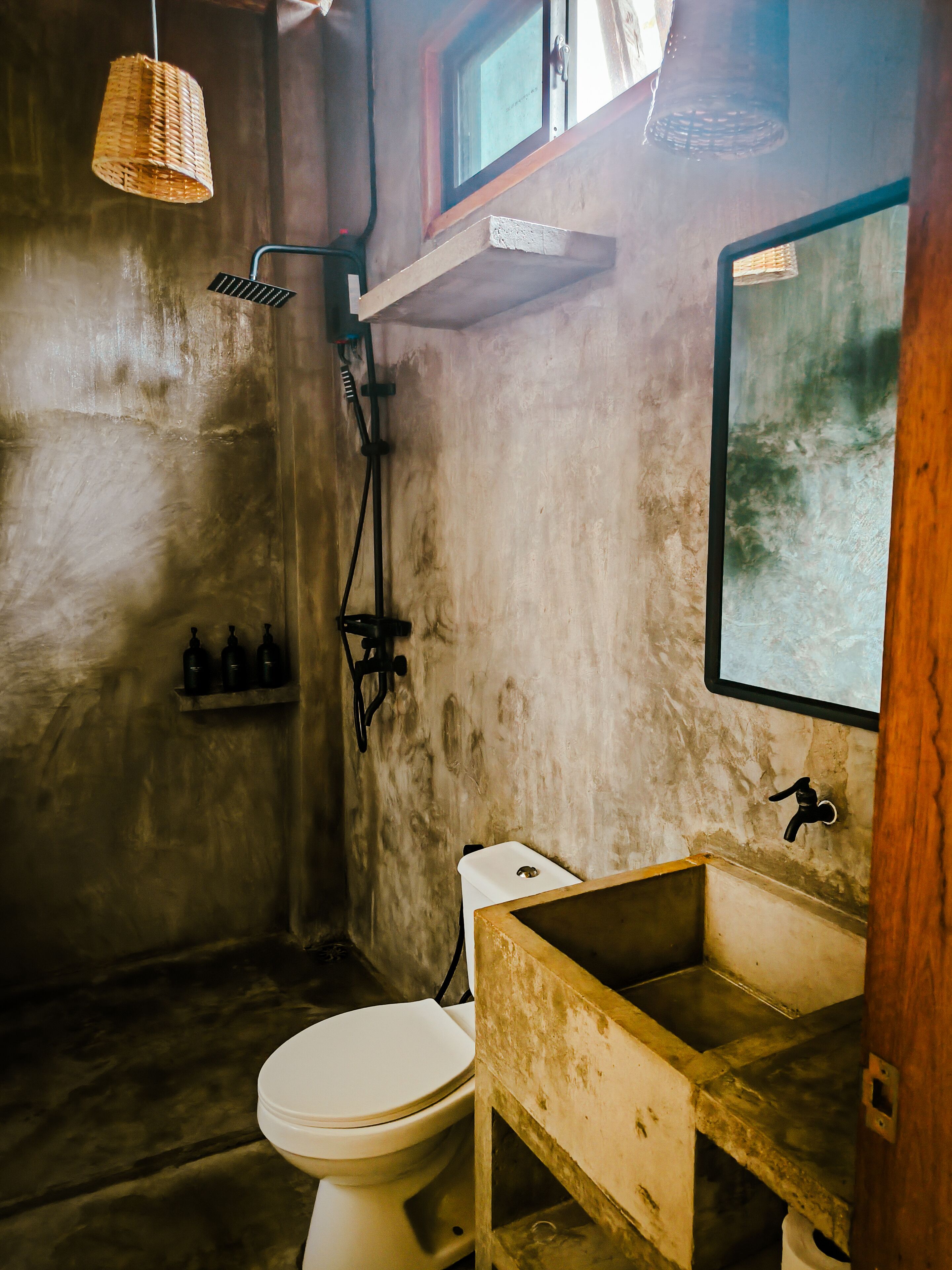 Pancuran mandi, kelengkapan dandanan diri berjenama, bidet, sabun 