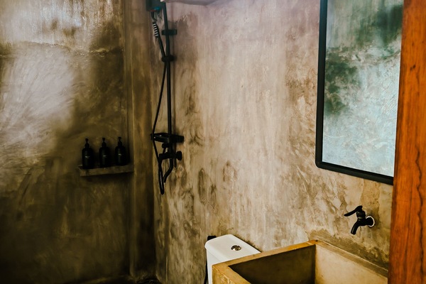 Pancuran mandi, kelengkapan dandanan diri berjenama, bidet, sabun