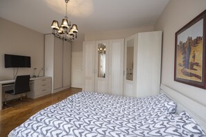 Apartemen Comfort | Meja kerja, ruang kerja ramah laptop, Wi-Fi gratis, dan seprai linen