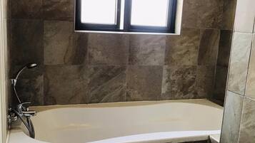 Executive Room | Bathroom | Towels, soap, toilet paper