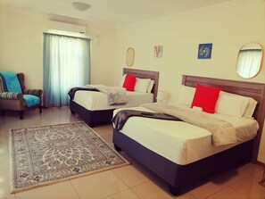 1 habitación, decoración personalizada y escritorio 