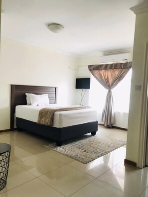 1 habitación, decoración personalizada y escritorio 