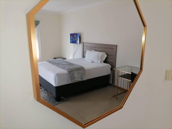 1 bedroom, individually decorated, desk, laptop workspace - Letototo Road (Gaborone)