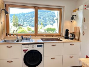 Fridge, microwave, dishwasher - Ski-in studio in Les Gets, near lake, sleeps 4 (Les Gets)