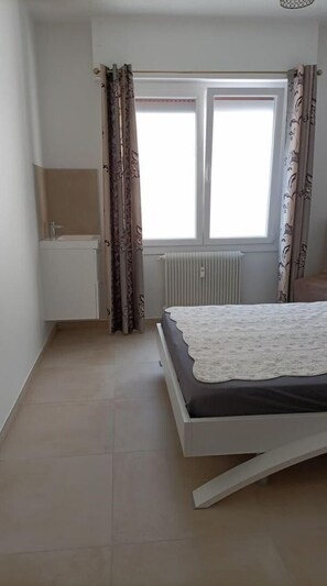 2 habitaciones, tabla de planchar con plancha, wifi y ropa de cama 