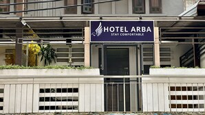 Un letrero de hotel con un logotipo alado y el texto 'HOTEL ARBA Stay Comfortable'.