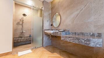 Kamar Quadruple Deluks | Kamar mandi