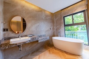 Deluxe-Vierbettzimmer | Badezimmer