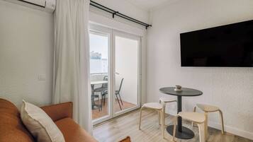 Apartamento | Zona de estar | Una televisión