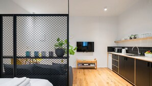City Studio | Desk, iron/ironing board, WiFi (free), bed sheets - The Square - By Beach Apartments TLV (Tel Aviv)