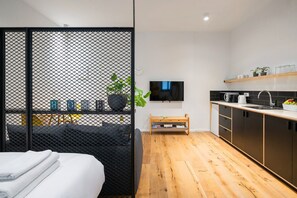 City-Studio | Schreibtisch, Bügeleisen/Bügelbrett, kostenloses WLAN, Bettwäsche