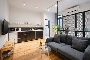 City-Studio | Eigene Küche | Mini-Kühlschrank, Mikrowelle, Herdplatte