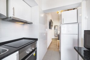 Mini-fridge, microwave, stovetop, dishwasher - Equador Studios by Olala Homes (Cascais)
