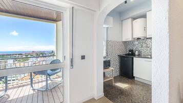 Leilighet – city | Oppholdsområde | En 60-centimeters TV med kabel-kanaler