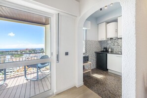 都會公寓 | 起居區 | 60-公分電視，提供有線頻道