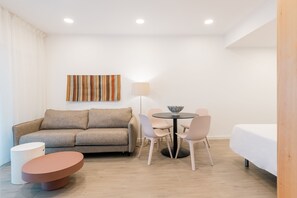 Leilighet – comfort | Oppholdsområde | TV