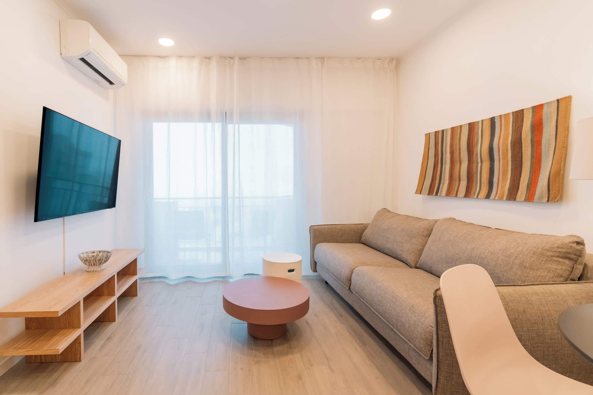 Comfort-Apartment | Wohnbereich | 60-cm-Fernseher mit Kabelempfang