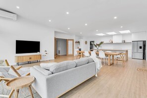 Smart TV, fireplace, ping pong, books - The Family Beachside Escape by Ready Set Stay- HOUSE - pool, full linen (Rosebud)