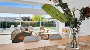 Smart TV, fireplace, ping pong, books