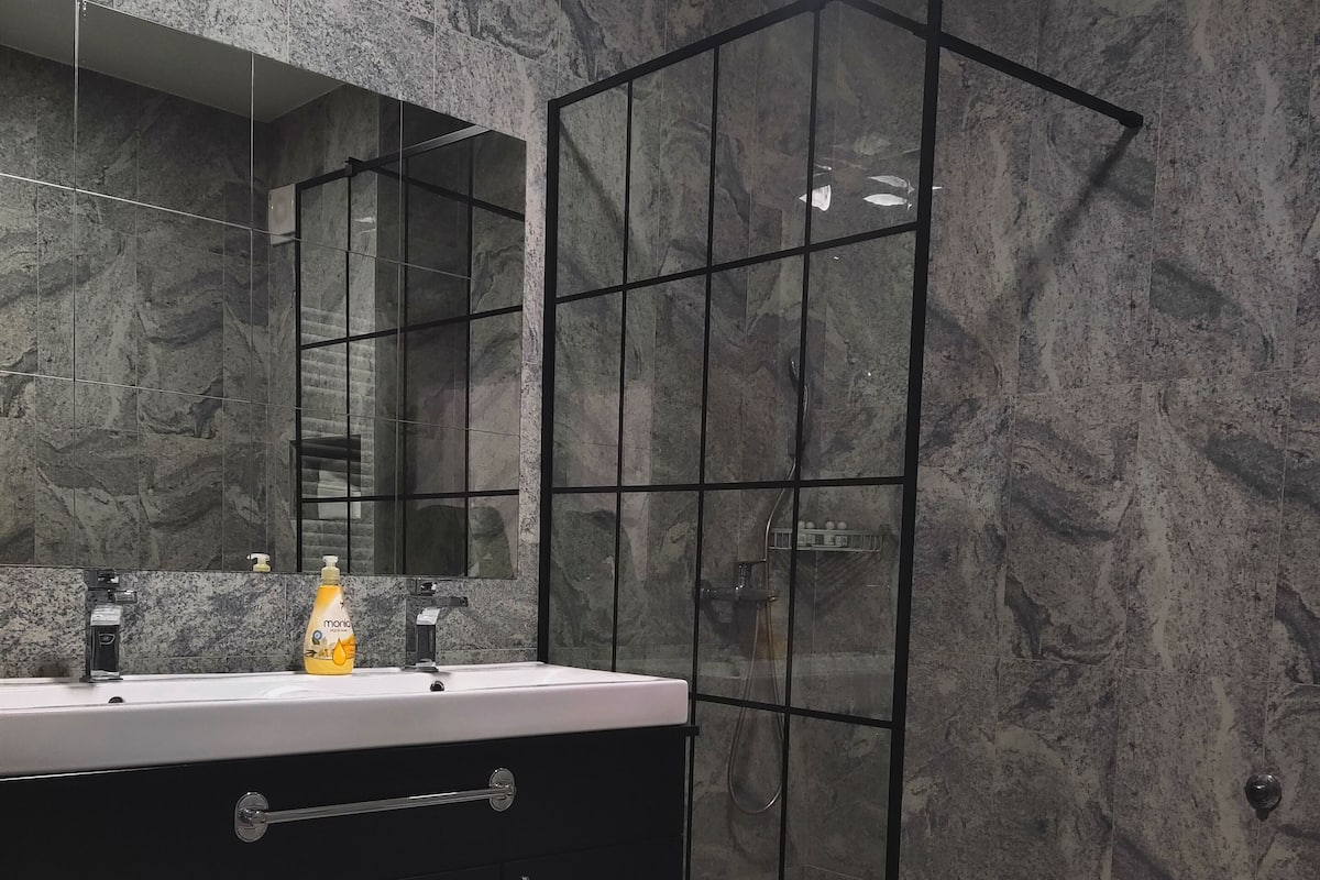 Basic Room, 1 King Bed, City View | Bathroom | Hair dryer, bathrobes, slippers, towels