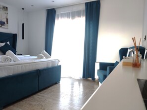 Ropa de cama de alta calidad, colchones con efecto memoria y escritorio 