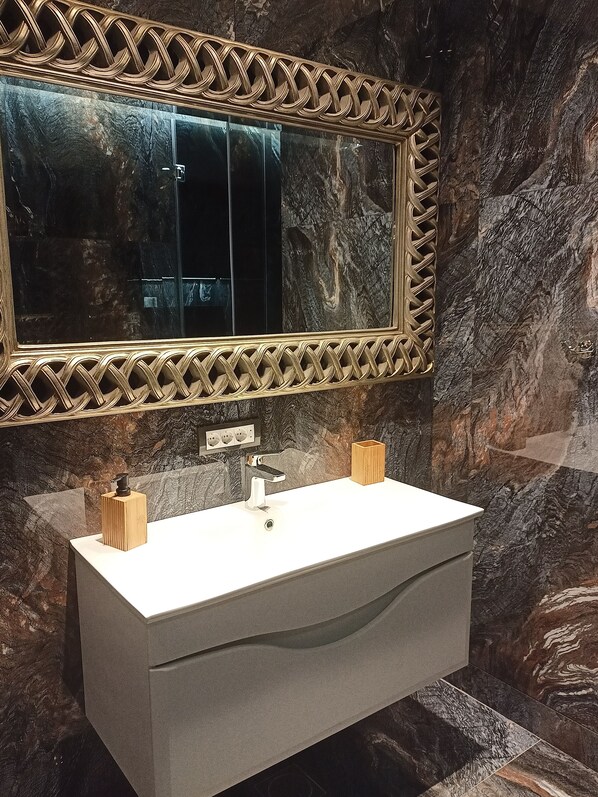 Sèche-cheveux, peignoirs, chaussons, serviettes fournies