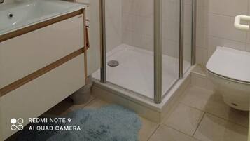 Dusj, hårføner, håndklær og såpe