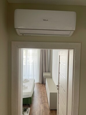 1 dormitori, planxa i posts de planxar, wifi i roba de llit