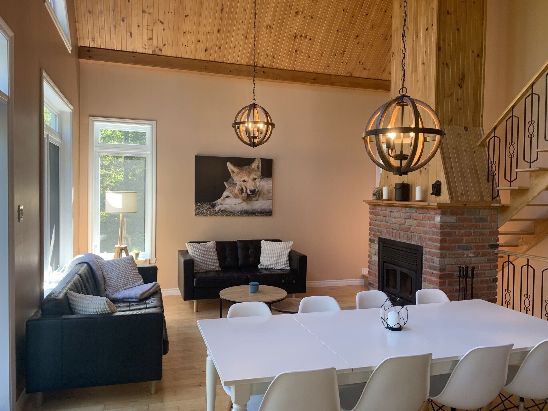 Älytelevisio, takka, DVD-soitin, kirjoja