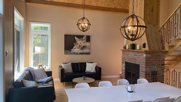 Een smart-tv, een open haard, een dvd-speler en boeken