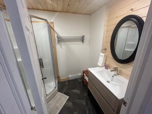 Shower, towels, toilet paper - Magnifique Chalet En Bord De Rivière (Saint-Alexis-Monts, J0V1K0)