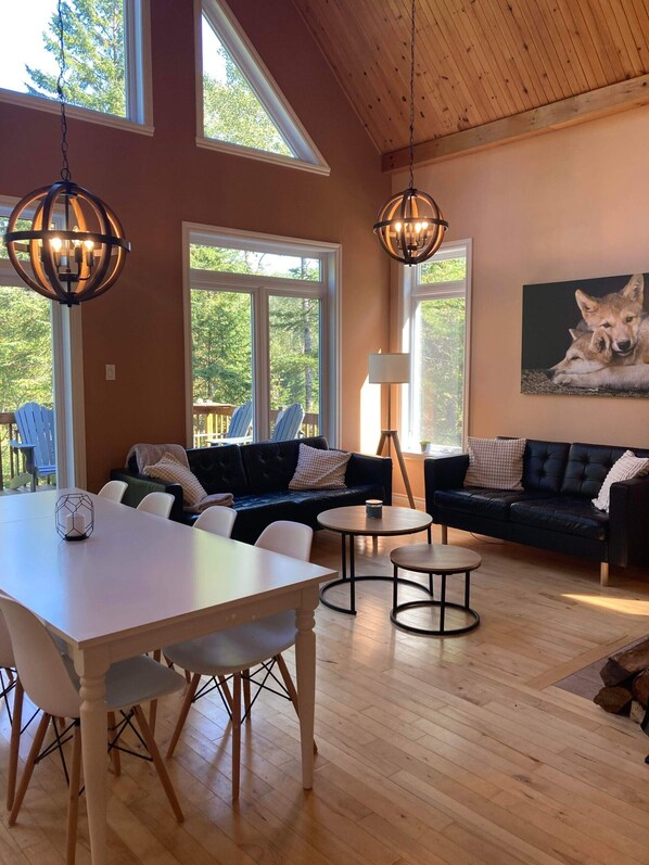 Smart-TV, Kamin, DVD-Player, Bücher