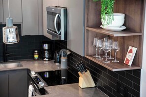 Køleskab, mikrobølgeovn, ovn, kogeplade