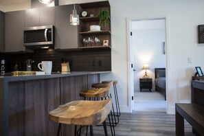 Kylskåp, mikrovågsugn, ugn och spishäll